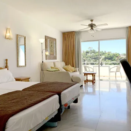Studio Las Americas With Pool Apartment